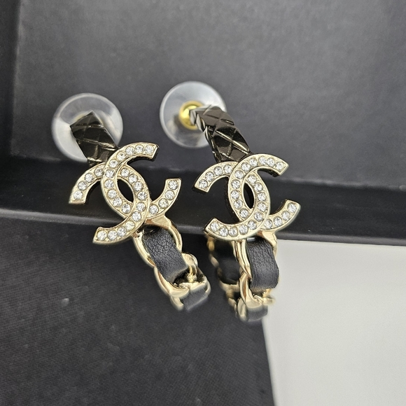 Brand new 2023 authentic Chanel cc hoops earrings with crystal & leather - Picture 5 of 17